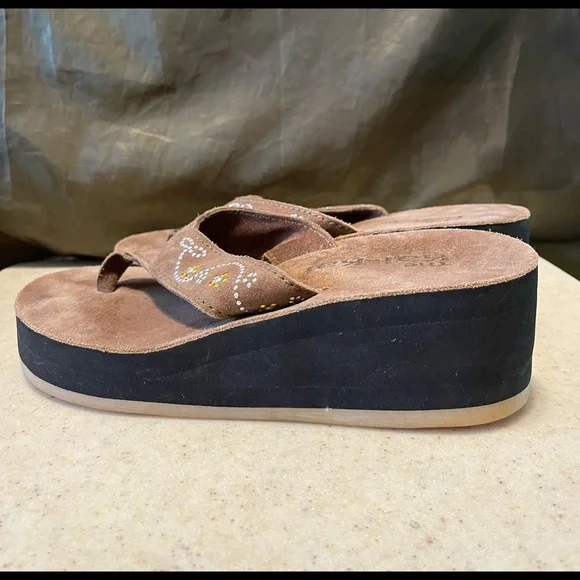 The Kai-Kai Thong Wedge Sandals Brown Suede Missing Few Metal Studs Women 7 USED - Picture 7 of 11